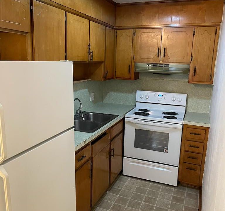 1st image of 121 W 1st St APT A