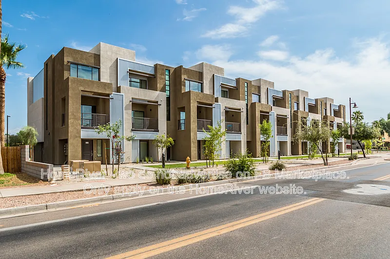 1000 W 5th St — Photo 2