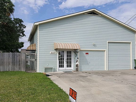 DRIVEWAY PARKS 6 CARS
