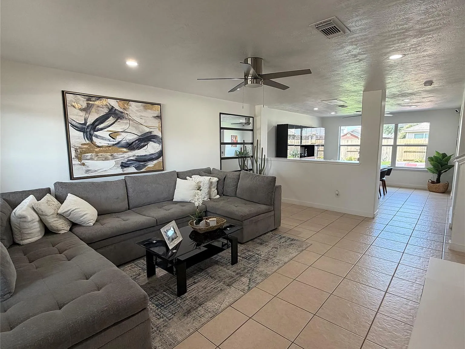 4 bed, 2.5 bath, 2315 sqft, $2,450 — Photo 3