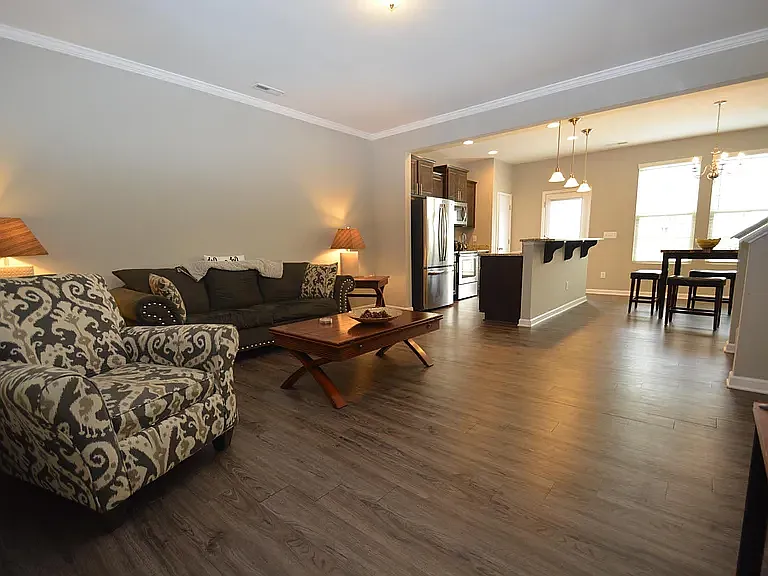 3 bed, 2.5 bath, 1600 sqft, $2,100 — Photo 2