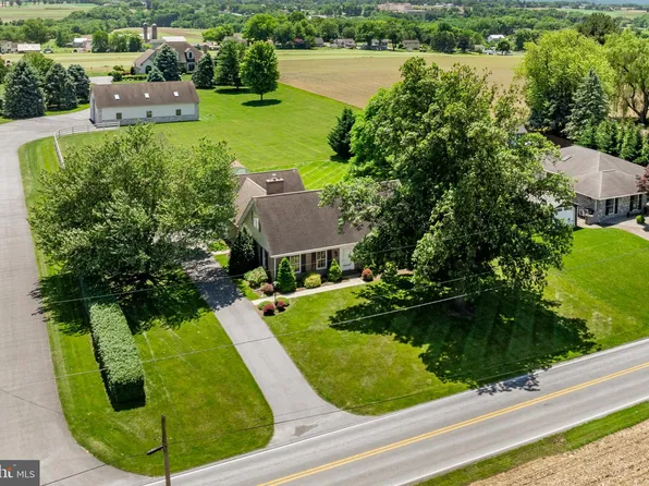 2552 S Cherry Ln, Ronks, PA 17572