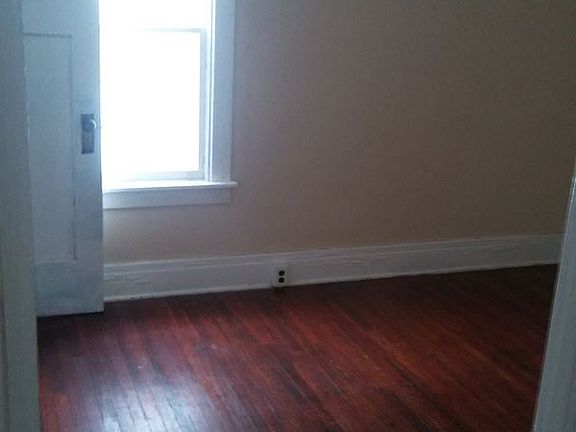 2nd image of 128 Brunswick Blvd Lowr 1-