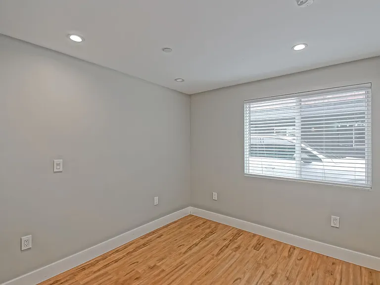 1923 Vanderbilt Ln — Photo 20