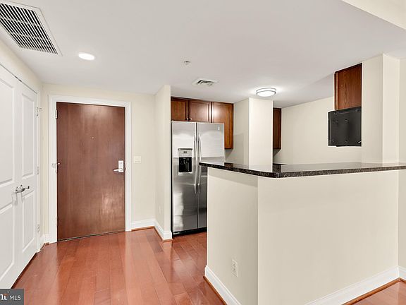 5th image of 1020 N Highland St Unit 622