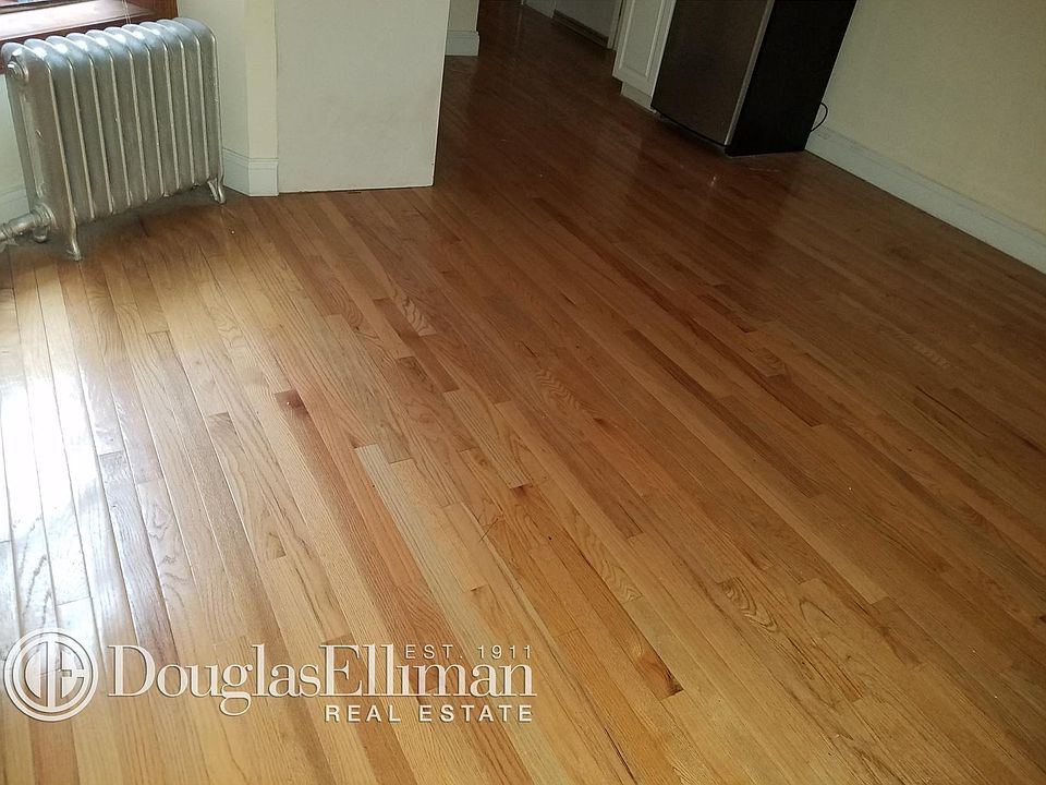 1st image of 256 E 10th St APT 5a