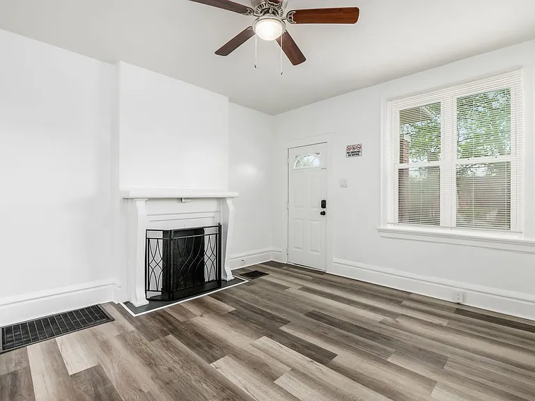1421 Gault St — Photo 24