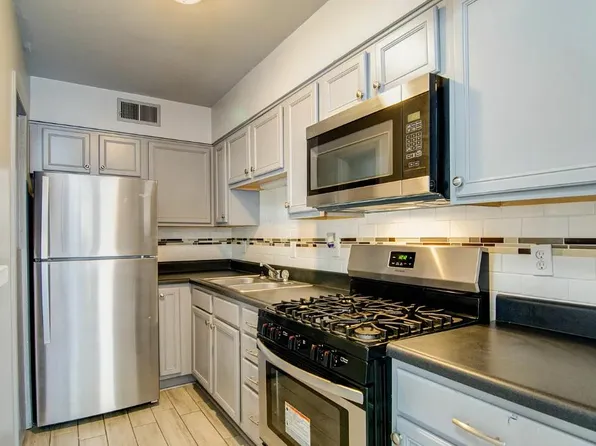 Courtyard @ 1460 Monroe