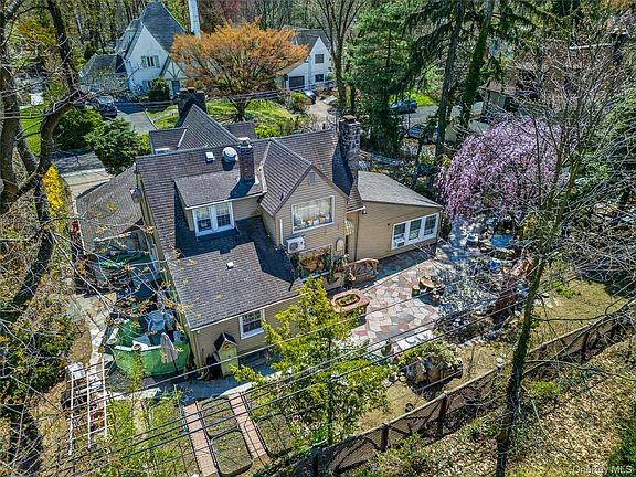 2nd image of 16 Ascot Ridge Road