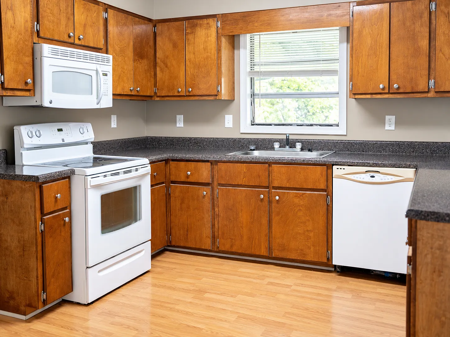 3 bed, 1.5 bath, 1380 sqft, $1,200 — Photo 2