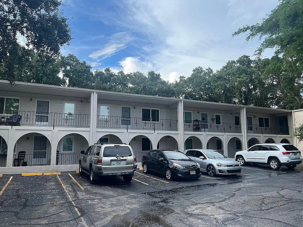 2 bed, 1069 sqft, $1,700 — Photo 1