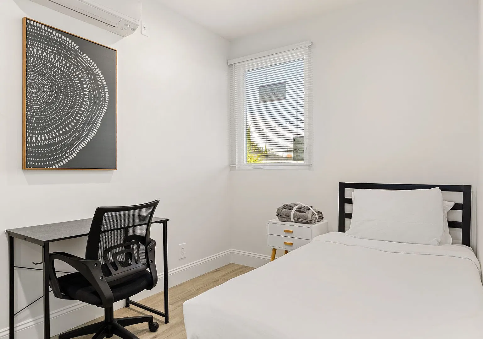 A 5 bedroom, 3 bathroom apartment with common areas and a fully functional kitchen at 1740 Kelton... — Photo 3