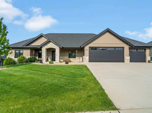2189 Creek Wood Dr, Dubuque, IA 52003
