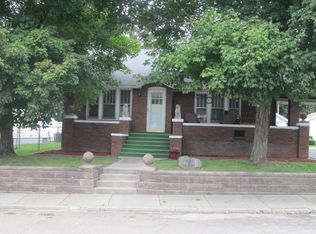 911 Van Buren Ave, Charleston, IL 61920