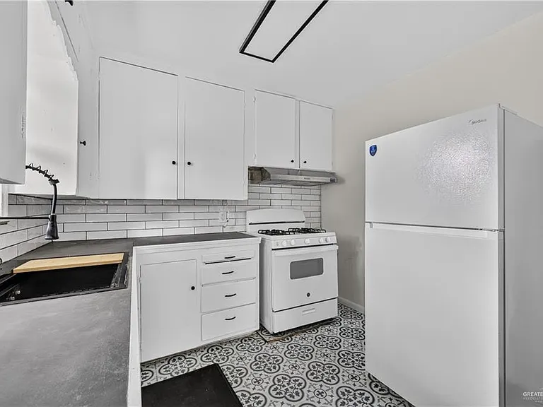 1704 Redwood Ave — Photo 8