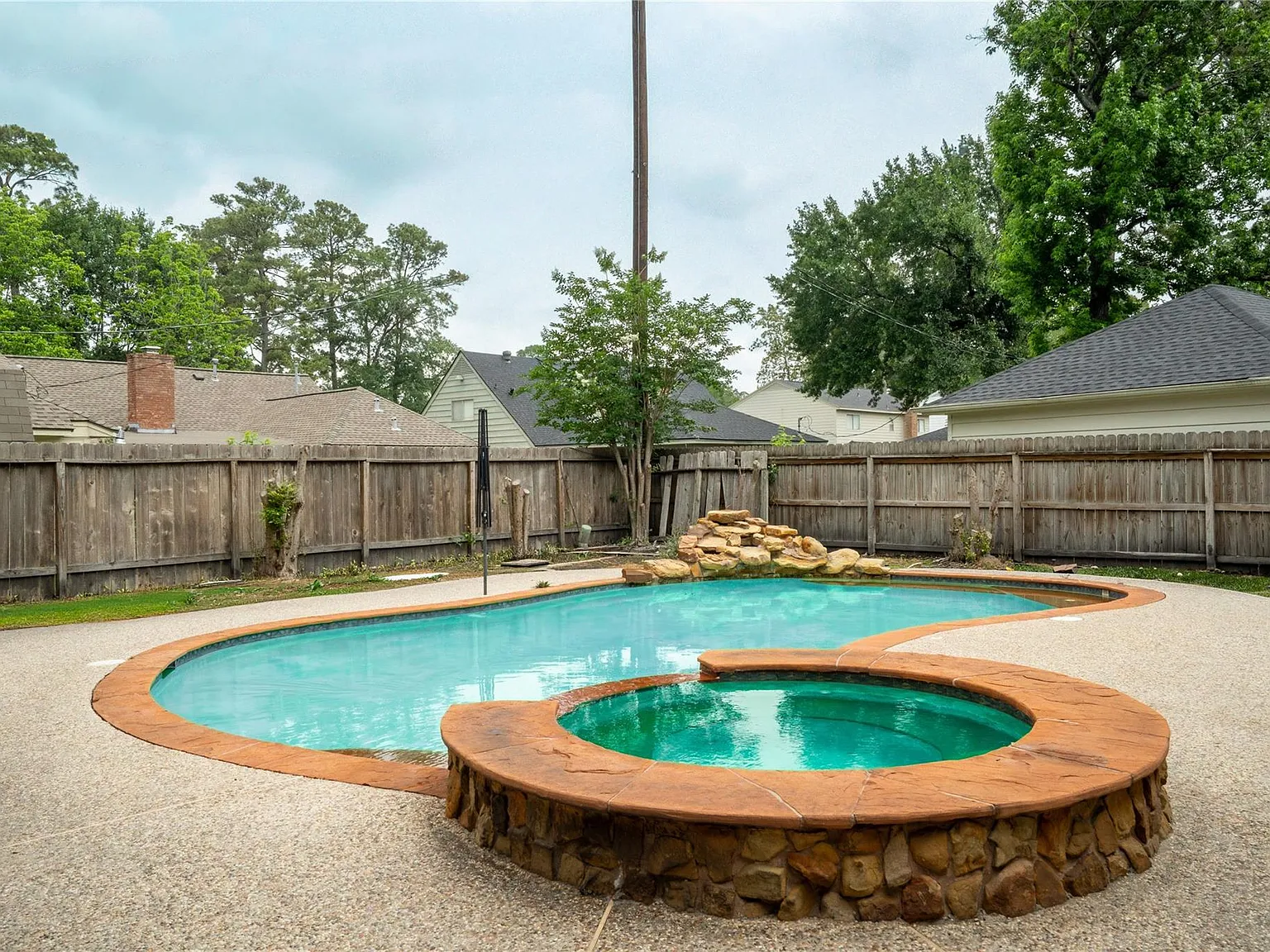 4 bed, 2.5 bath, 2728 sqft, $2,350 — Photo 1