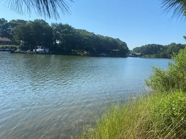 746 Oyster Point Dr, Reedville, VA 22539