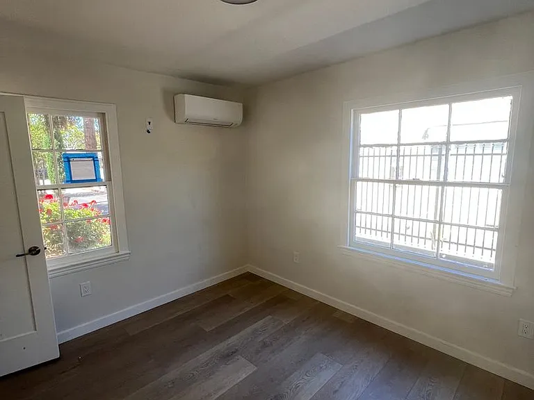 584 N 2nd St — Photo 8