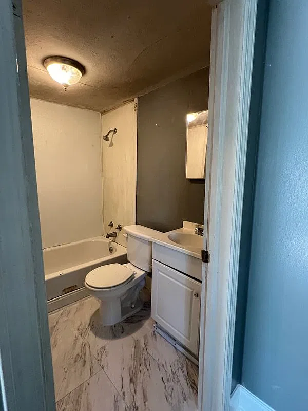 Studio, 1.0 bath, 425 sqft, $650 — Photo 4