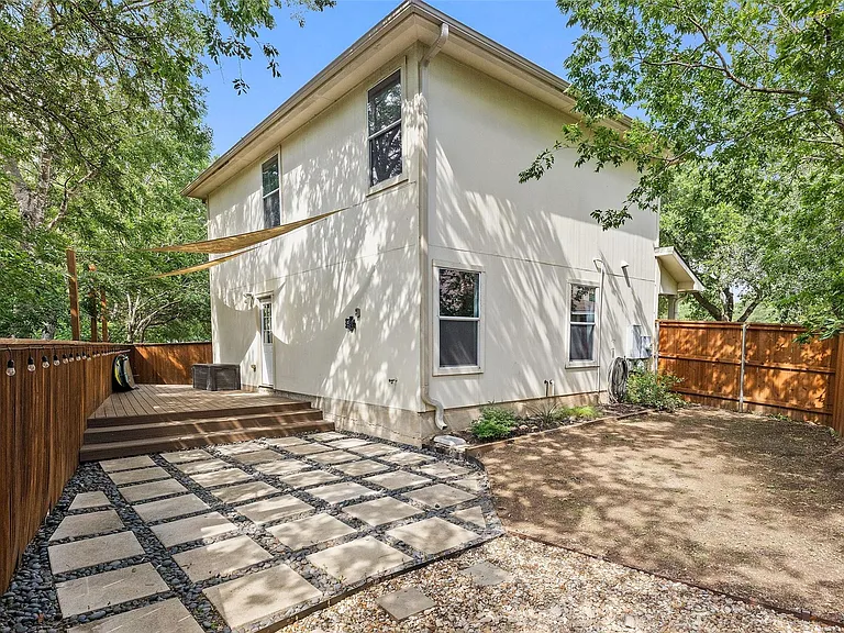 1616 Strickland Dr — Photo 3