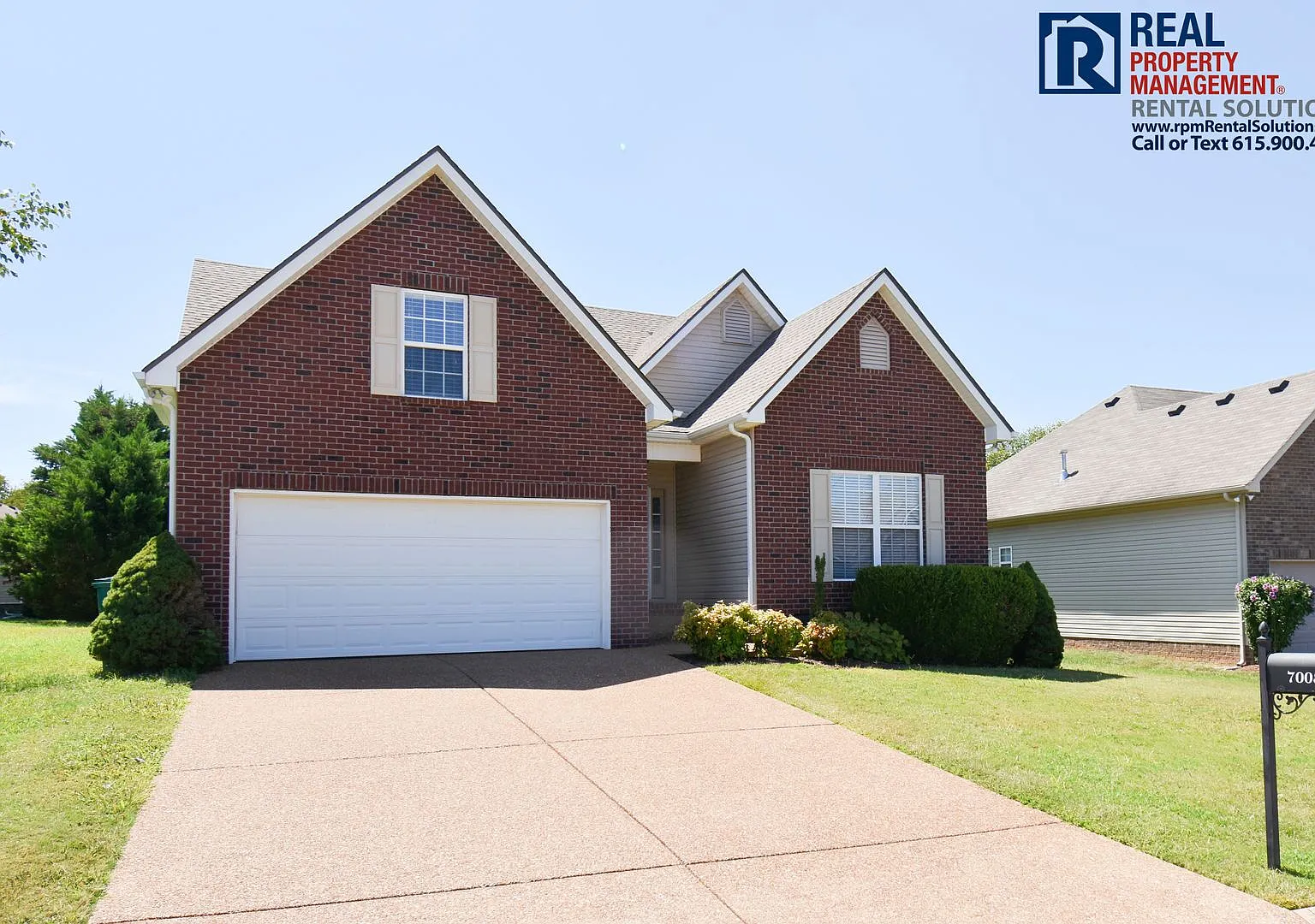 Wonderful 4 bedroom brick home in great Spring Hill location! Attached garage and deck! — Photo 1