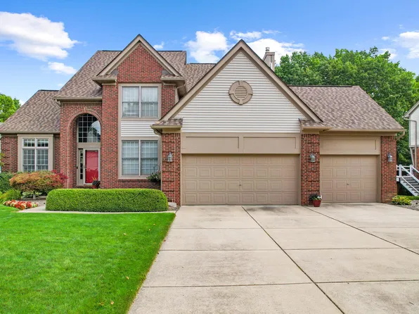 2027 Medina Dr, Wixom, MI 48393