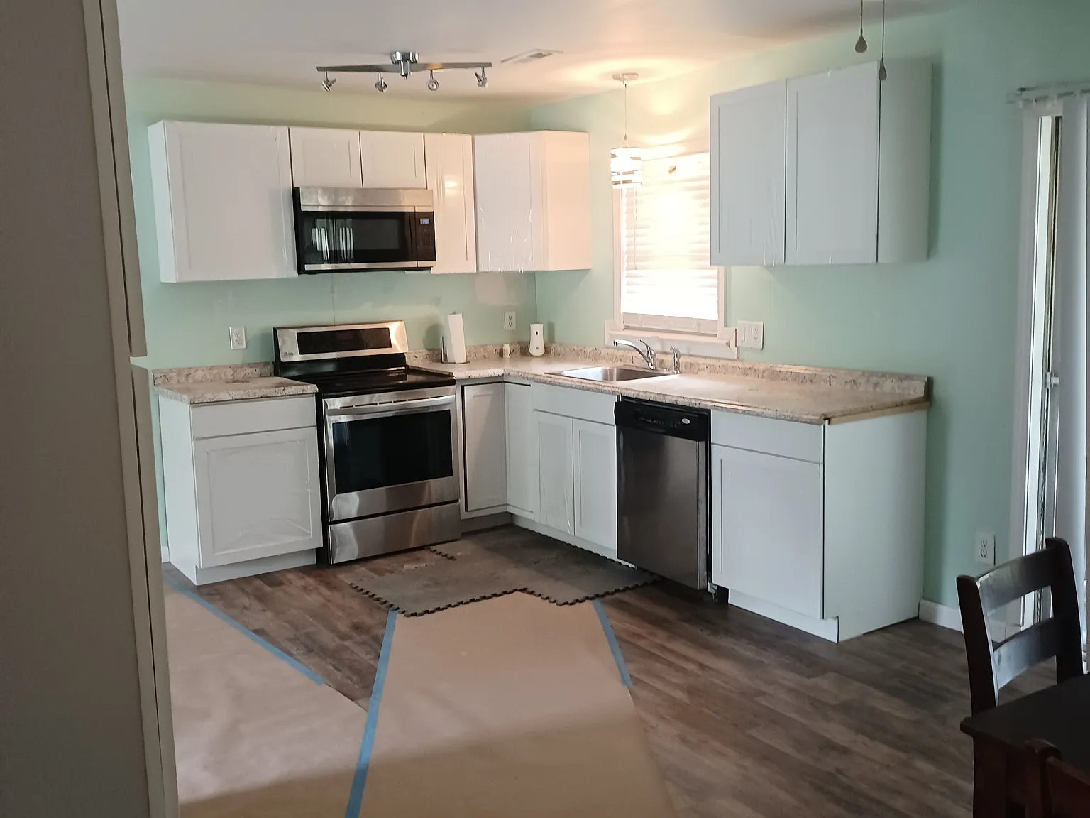3 bed, 1144 sqft, $2,050 — Photo 4