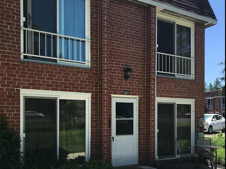 101 Lexington Ct — Photo 2