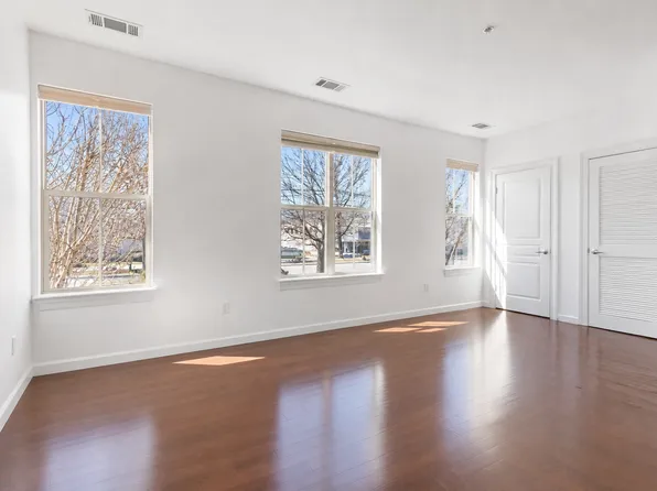 4 Repton Cir Unit 4105, Watertown, MA 02472