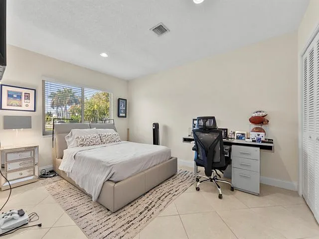 4 bed, 2.0 bath, $7,250 — Photo 3