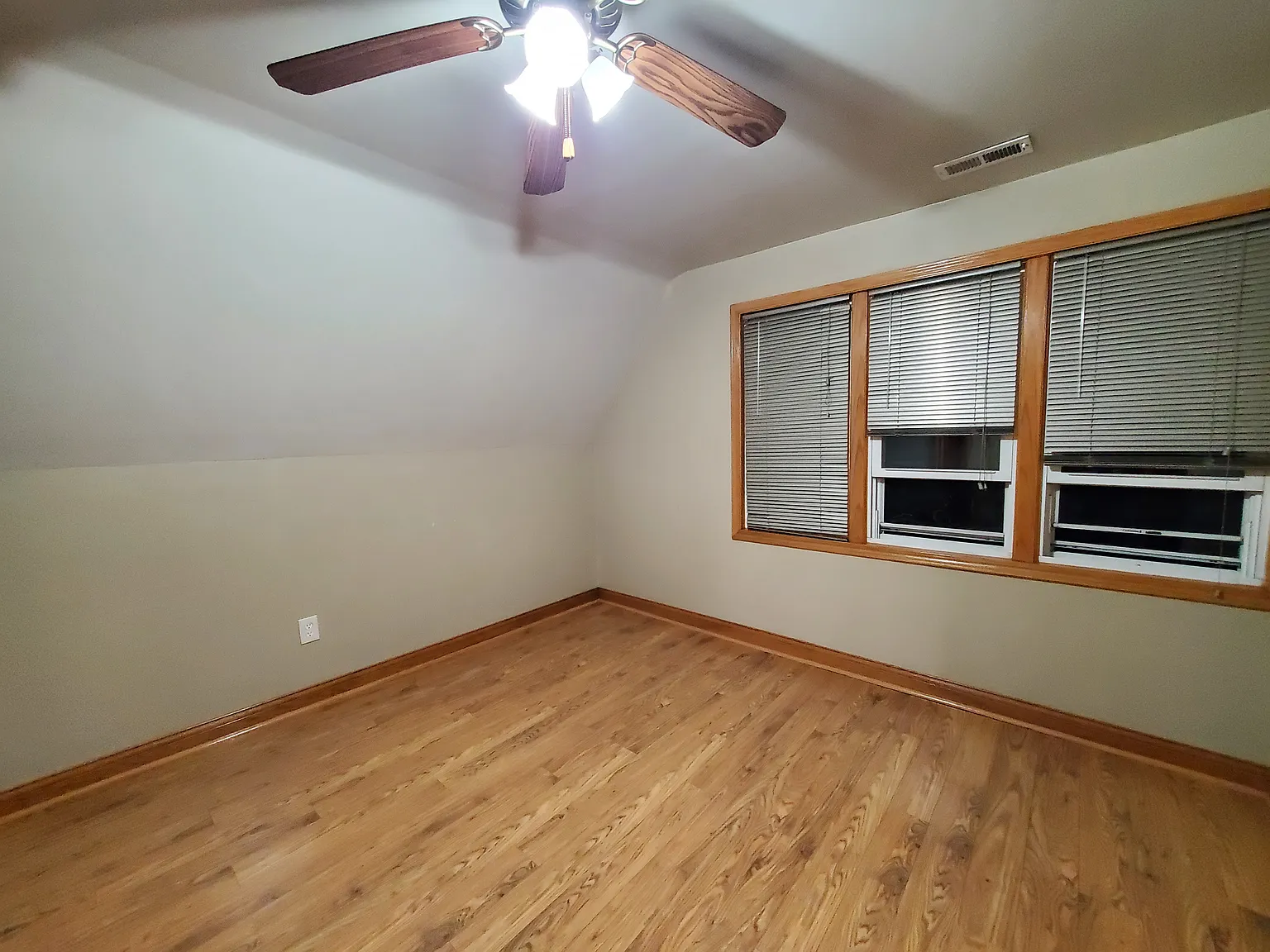 3073 N Elbridge Ave — Photo 2