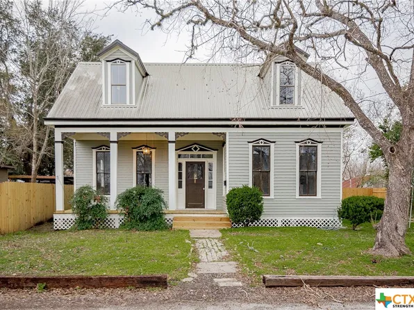 609 E Live Oak St, Cuero, TX 77954