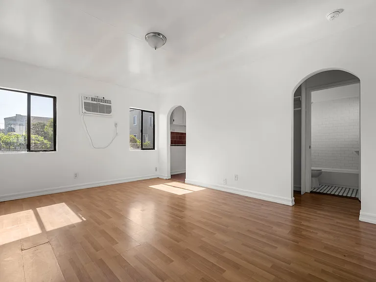 6000 Lexington Ave — Photo 2