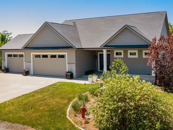 207 Northpoint Ln, Dallas Center, IA 50063