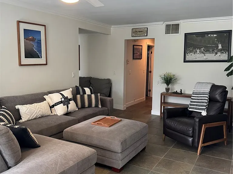 2522 University Dr — Photo 3