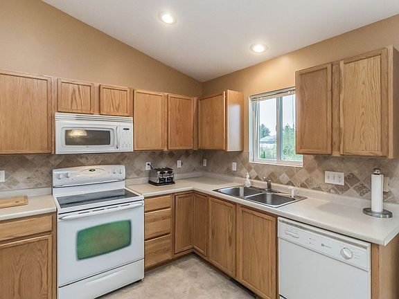 3rd image of 585 SE Prairie Park Ln