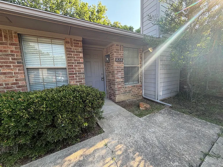 824-930 Railhead Dr — Photo 1