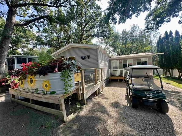 W1325 Spring Grove Rd, Ripon, WI 54971