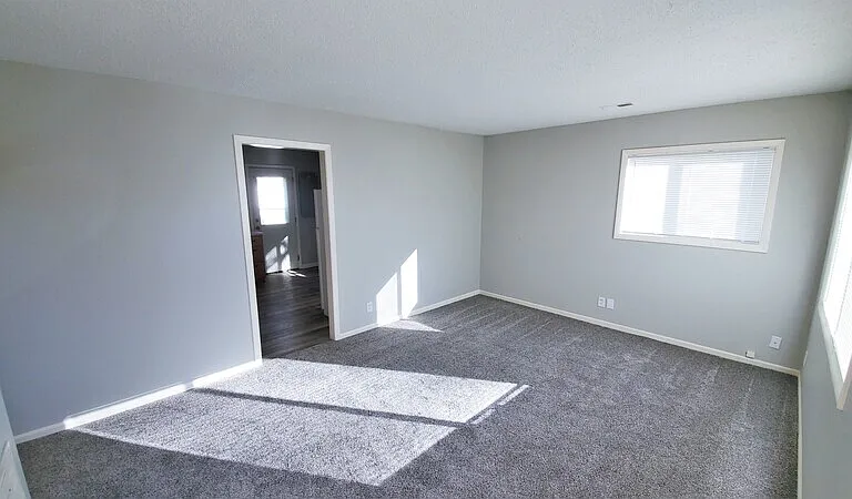 372 26th Ave SW — Photo 3
