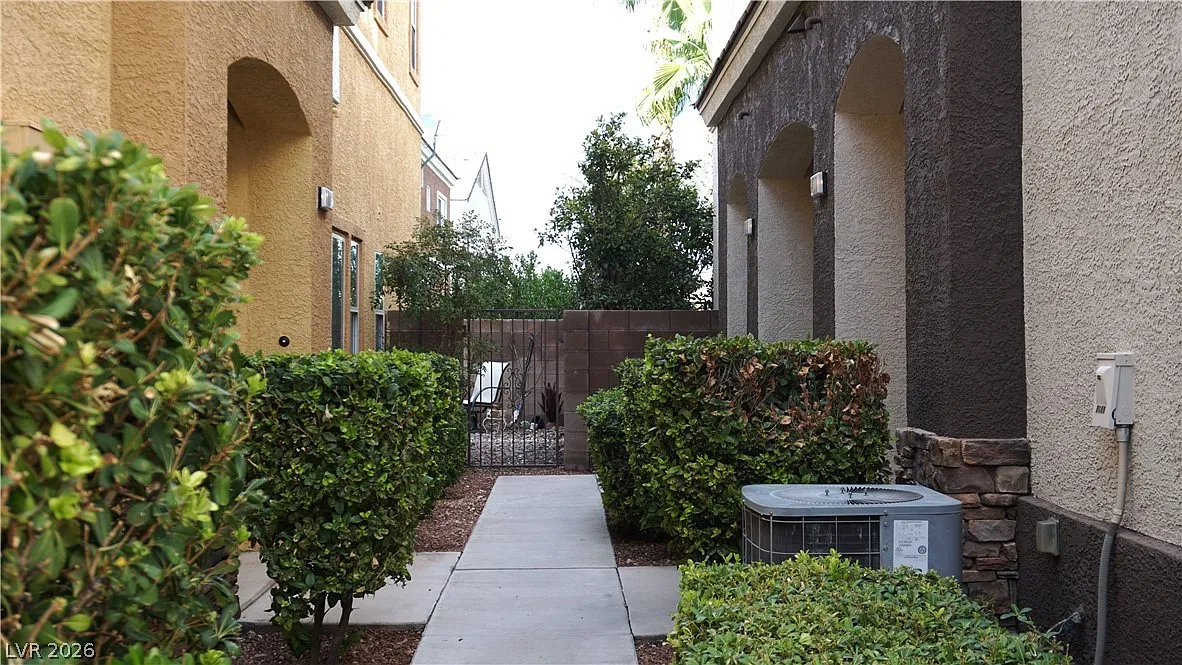 2 bed, 2.5 bath, 1389 sqft, $2,075 — Photo 1