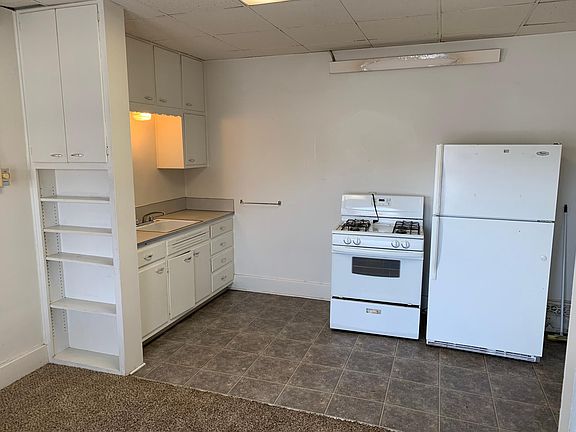 3rd image of 821 Goodhue Blvd #A