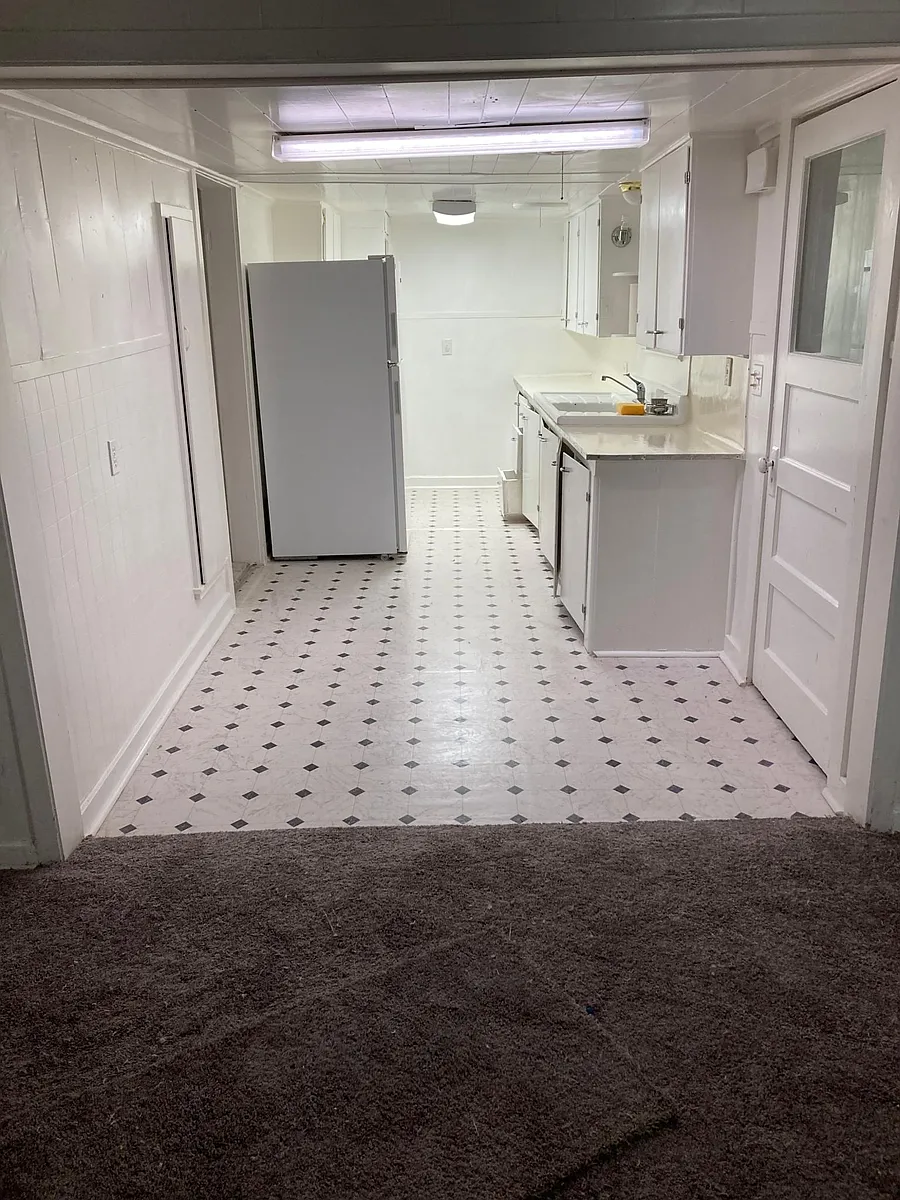 Clean kitchen - 208 W Weaver Ave