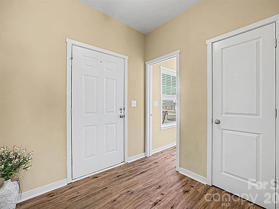 3rd image of 1514 Van Ness Ln