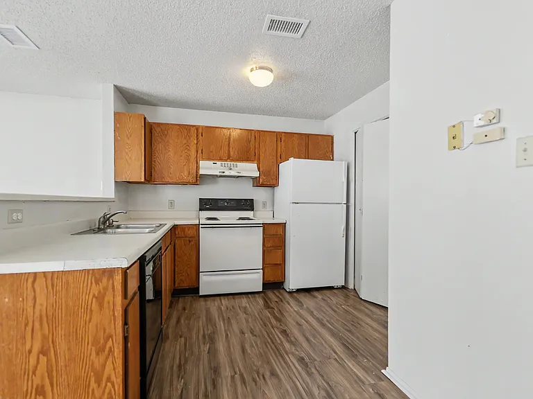 705 W Ave D, Belton — Photo 24