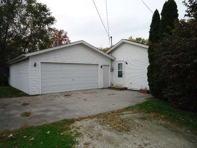 2nd image of 401 Farnstead Dr