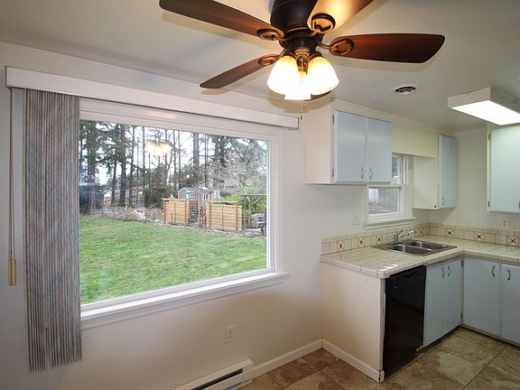 3rd image of 441 NE Regatta Dr