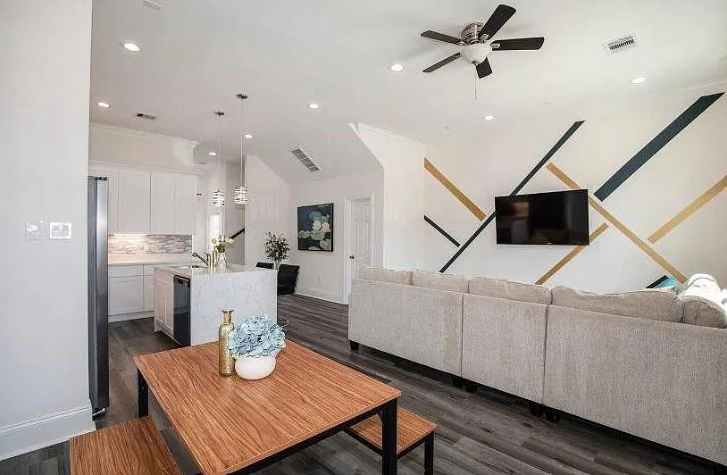 3 bed, 2.5 bath, $2,500 — Photo 2