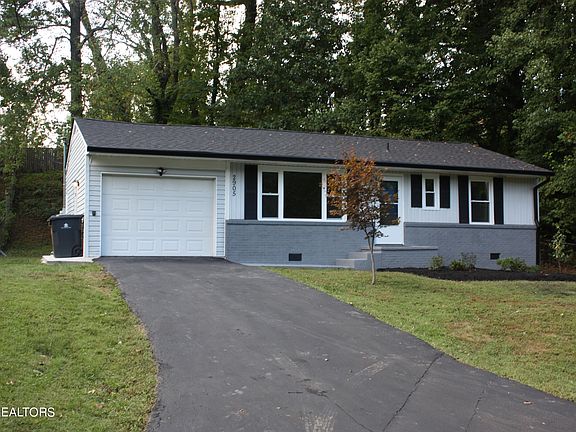 3rd image of 2905 SE Davis St