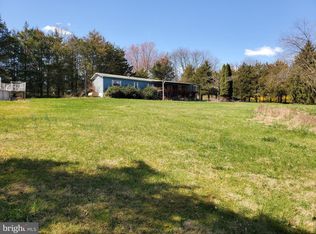 2 Woodbrook Dr, Douglassville, PA 19518