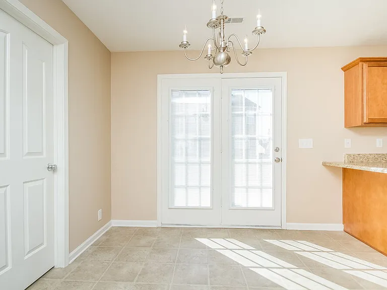 408 Glenmore Ct — Photo 7